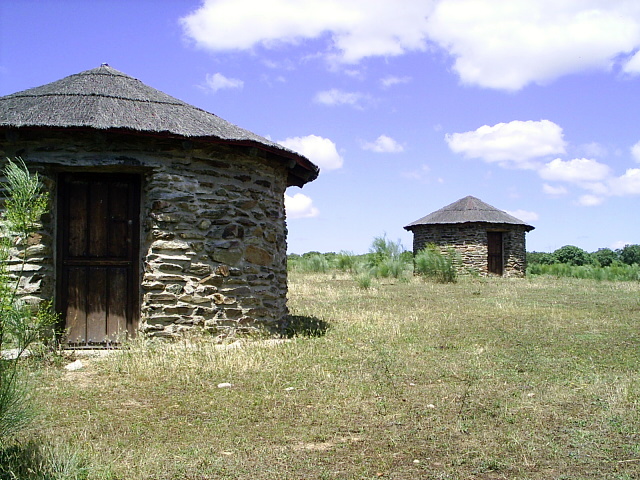 Moraleja. Chozos Molino del Chorrerón.