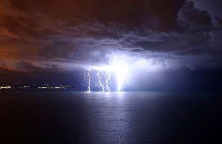 Tormenta eléctrica sobre el agua.