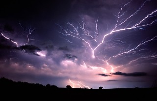 Tormenta eléctrica sobre la tierra.